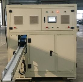 ティッシュペーパーの丸太が、自動見た円の刃は打抜き機の単一チャネルを見ました
